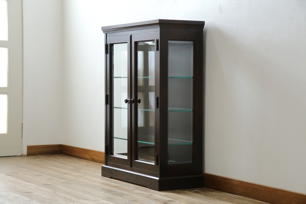 中古　希少な廃番品　北海道民芸家具　クラシカルな雰囲気の小振りなキャビネット(収納棚、戸棚、サイドキャビネット、飾り棚、陳列棚、店舗什器)(R-080701)