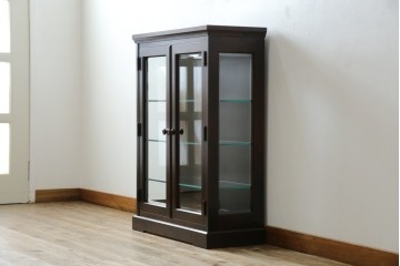 中古　希少な廃番品　北海道民芸家具　クラシカルな雰囲気の小振りなキャビネット(収納棚、戸棚、サイドキャビネット、飾り棚、陳列棚、店舗什器)(R-080701)