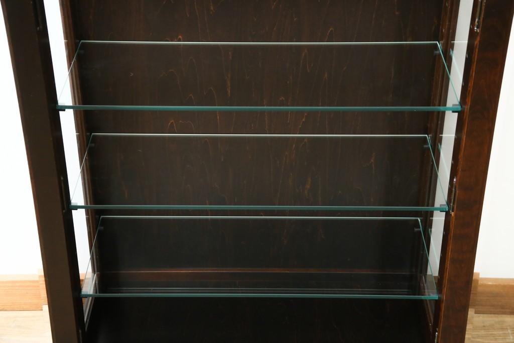中古　希少な廃番品　北海道民芸家具　クラシカルな雰囲気の小振りなキャビネット(収納棚、戸棚、サイドキャビネット、飾り棚、陳列棚、店舗什器)(R-080701)