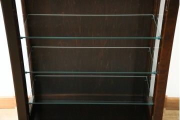 中古　希少な廃番品　北海道民芸家具　クラシカルな雰囲気の小振りなキャビネット(収納棚、戸棚、サイドキャビネット、飾り棚、陳列棚、店舗什器)(R-080701)