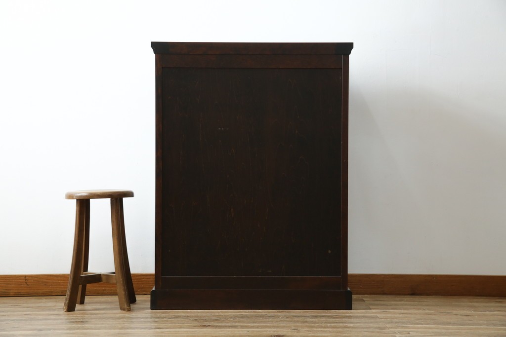 中古　希少な廃番品　北海道民芸家具　クラシカルな雰囲気の小振りなキャビネット(収納棚、戸棚、サイドキャビネット、飾り棚、陳列棚、店舗什器)(R-080701)