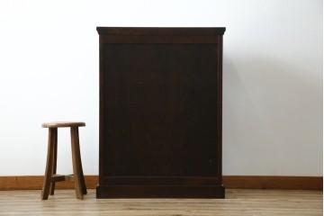 中古　希少な廃番品　北海道民芸家具　クラシカルな雰囲気の小振りなキャビネット(収納棚、戸棚、サイドキャビネット、飾り棚、陳列棚、店舗什器)(R-080701)