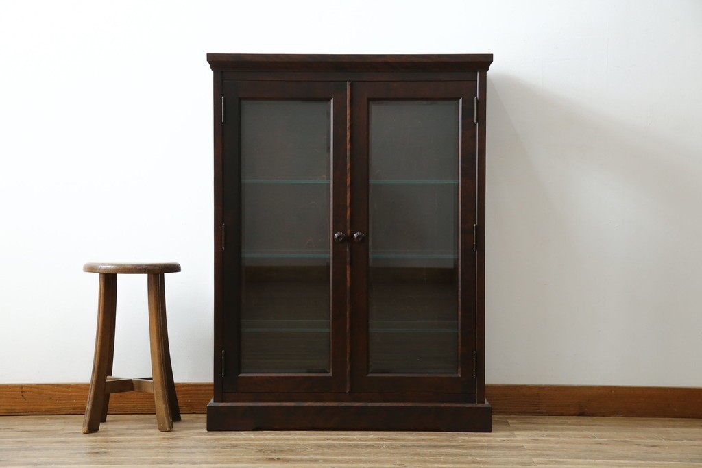 中古　希少な廃番品　北海道民芸家具　クラシカルな雰囲気の小振りなキャビネット(収納棚、戸棚、サイドキャビネット、飾り棚、陳列棚、店舗什器)(R-080701)