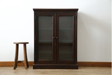 中古　希少な廃番品　北海道民芸家具　クラシカルな雰囲気の小振りなキャビネット(収納棚、戸棚、サイドキャビネット、飾り棚、陳列棚、店舗什器)(R-080701)