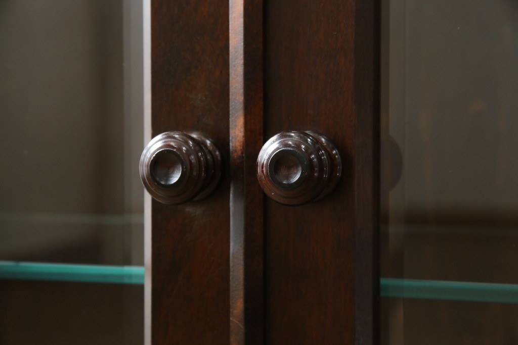 中古　希少な廃番品　北海道民芸家具　クラシカルな雰囲気の小振りなキャビネット(収納棚、戸棚、サイドキャビネット、飾り棚、陳列棚、店舗什器)(R-080701)