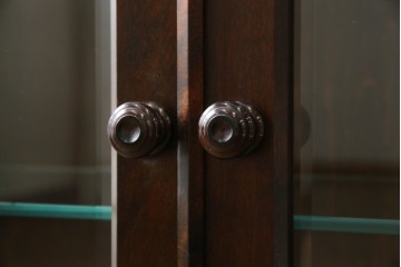 中古　希少な廃番品　北海道民芸家具　クラシカルな雰囲気の小振りなキャビネット(収納棚、戸棚、サイドキャビネット、飾り棚、陳列棚、店舗什器)(R-080701)