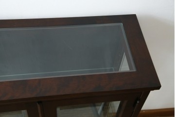 中古　希少な廃番品　北海道民芸家具　クラシカルな雰囲気の小振りなキャビネット(収納棚、戸棚、サイドキャビネット、飾り棚、陳列棚、店舗什器)(R-080701)