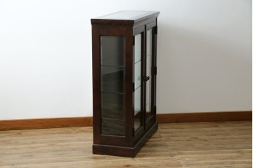中古　希少な廃番品　北海道民芸家具　クラシカルな雰囲気の小振りなキャビネット(収納棚、戸棚、サイドキャビネット、飾り棚、陳列棚、店舗什器)(R-080701)