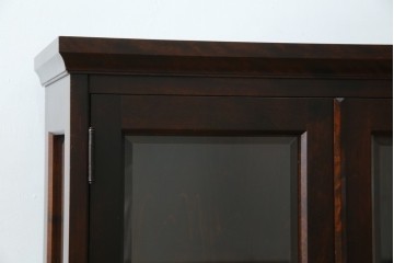 中古　希少な廃番品　北海道民芸家具　クラシカルな雰囲気の小振りなキャビネット(収納棚、戸棚、サイドキャビネット、飾り棚、陳列棚、店舗什器)(R-080701)