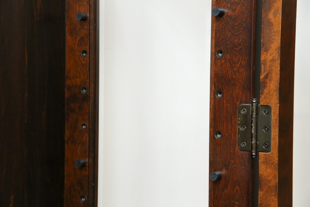 中古　希少な廃番品　北海道民芸家具　クラシカルな雰囲気の小振りなキャビネット(収納棚、戸棚、サイドキャビネット、飾り棚、陳列棚、店舗什器)(R-080701)