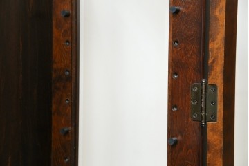 中古　希少な廃番品　北海道民芸家具　クラシカルな雰囲気の小振りなキャビネット(収納棚、戸棚、サイドキャビネット、飾り棚、陳列棚、店舗什器)(R-080701)