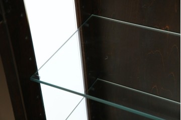 中古　希少な廃番品　北海道民芸家具　クラシカルな雰囲気の小振りなキャビネット(収納棚、戸棚、サイドキャビネット、飾り棚、陳列棚、店舗什器)(R-080701)