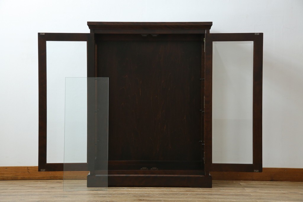 中古　希少な廃番品　北海道民芸家具　クラシカルな雰囲気の小振りなキャビネット(収納棚、戸棚、サイドキャビネット、飾り棚、陳列棚、店舗什器)(R-080701)