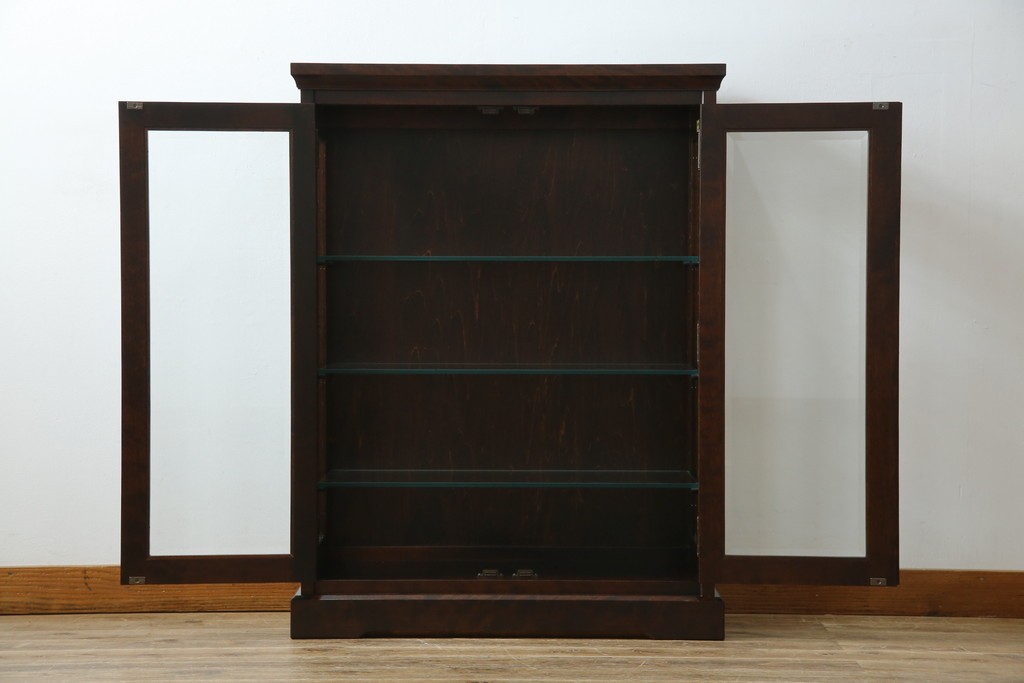 中古　希少な廃番品　北海道民芸家具　クラシカルな雰囲気の小振りなキャビネット(収納棚、戸棚、サイドキャビネット、飾り棚、陳列棚、店舗什器)(R-080701)