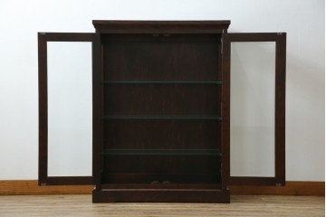 中古　希少な廃番品　北海道民芸家具　クラシカルな雰囲気の小振りなキャビネット(収納棚、戸棚、サイドキャビネット、飾り棚、陳列棚、店舗什器)(R-080701)
