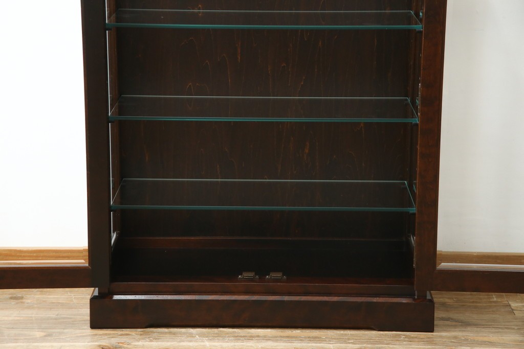 中古　希少な廃番品　北海道民芸家具　クラシカルな雰囲気の小振りなキャビネット(収納棚、戸棚、サイドキャビネット、飾り棚、陳列棚、店舗什器)(R-080701)