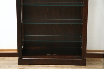 中古　希少な廃番品　北海道民芸家具　クラシカルな雰囲気の小振りなキャビネット(収納棚、戸棚、サイドキャビネット、飾り棚、陳列棚、店舗什器)(R-080701)