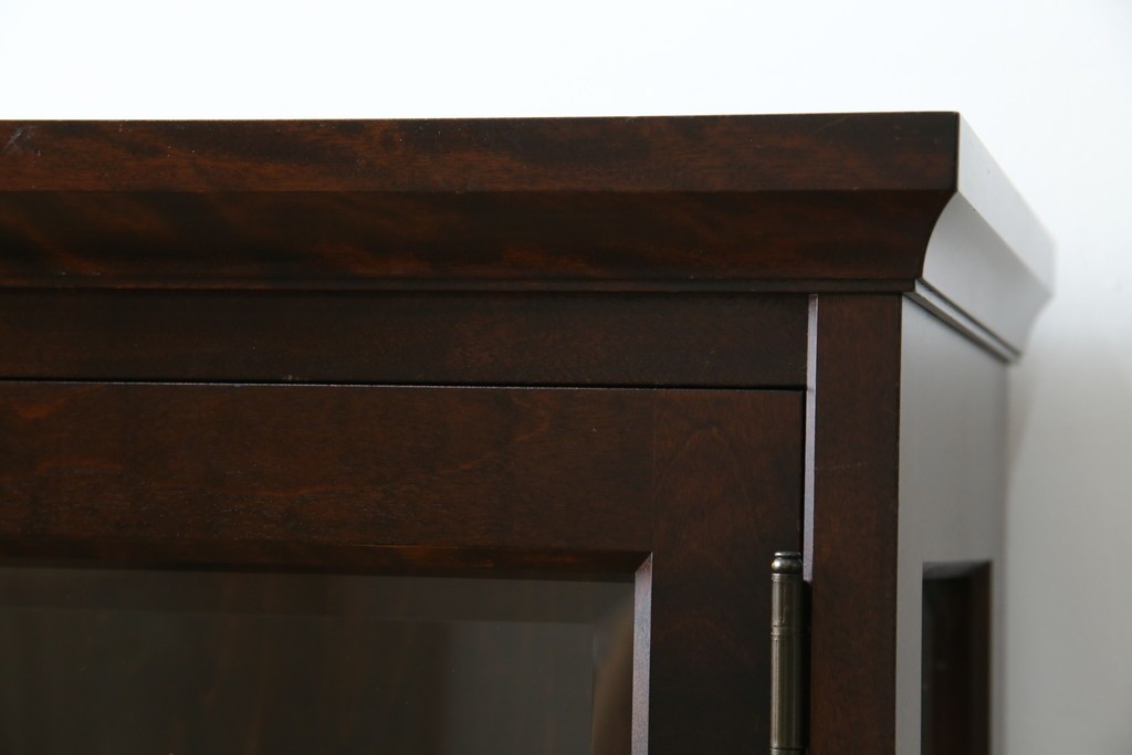 中古　希少な廃番品　北海道民芸家具　クラシカルな雰囲気の小振りなキャビネット(収納棚、戸棚、サイドキャビネット、飾り棚、陳列棚、店舗什器)(R-080701)