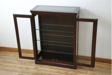 中古　希少な廃番品　北海道民芸家具　クラシカルな雰囲気の小振りなキャビネット(収納棚、戸棚、サイドキャビネット、飾り棚、陳列棚、店舗什器)(R-080701)