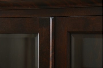 中古　希少な廃番品　北海道民芸家具　クラシカルな雰囲気の小振りなキャビネット(収納棚、戸棚、サイドキャビネット、飾り棚、陳列棚、店舗什器)(R-080701)