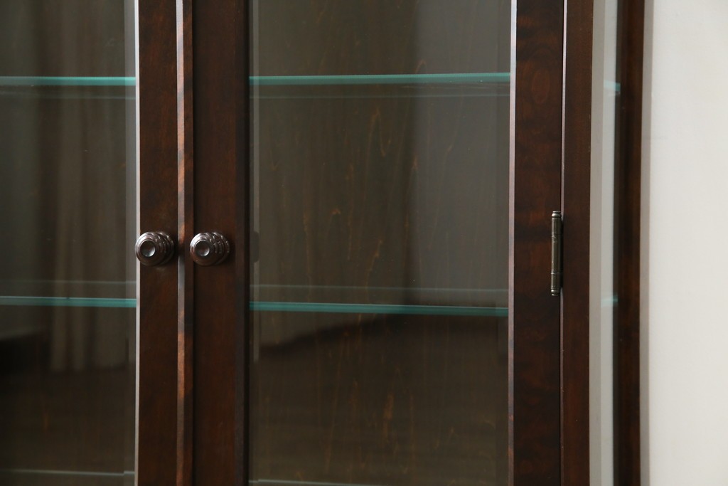 中古　希少な廃番品　北海道民芸家具　クラシカルな雰囲気の小振りなキャビネット(収納棚、戸棚、サイドキャビネット、飾り棚、陳列棚、店舗什器)(R-080701)