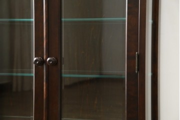 中古　希少な廃番品　北海道民芸家具　クラシカルな雰囲気の小振りなキャビネット(収納棚、戸棚、サイドキャビネット、飾り棚、陳列棚、店舗什器)(R-080701)
