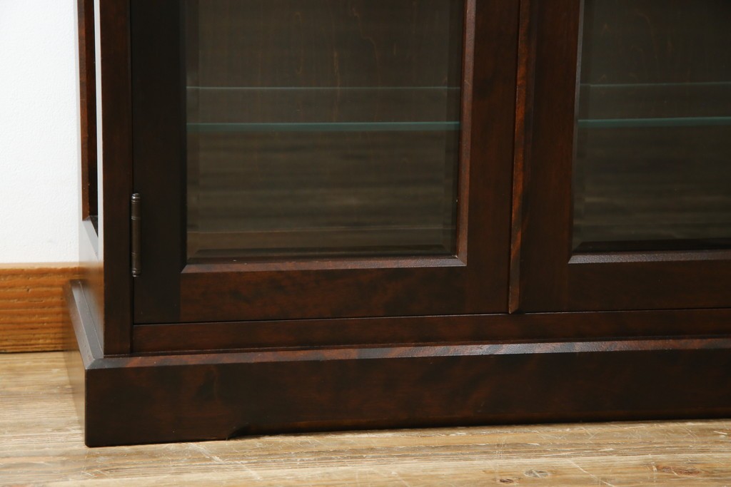 中古　希少な廃番品　北海道民芸家具　クラシカルな雰囲気の小振りなキャビネット(収納棚、戸棚、サイドキャビネット、飾り棚、陳列棚、店舗什器)(R-080701)