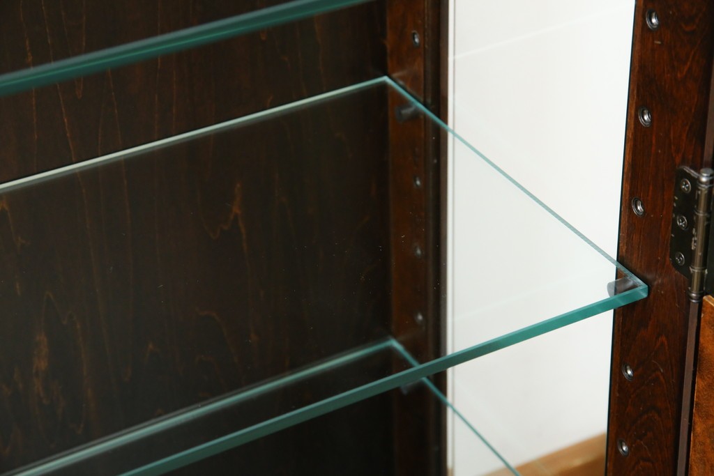 中古　希少な廃番品　北海道民芸家具　クラシカルな雰囲気の小振りなキャビネット(収納棚、戸棚、サイドキャビネット、飾り棚、陳列棚、店舗什器)(R-080701)