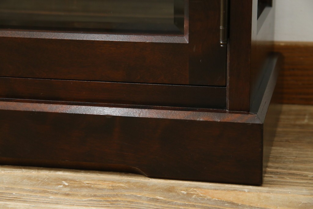 中古　希少な廃番品　北海道民芸家具　クラシカルな雰囲気の小振りなキャビネット(収納棚、戸棚、サイドキャビネット、飾り棚、陳列棚、店舗什器)(R-080701)