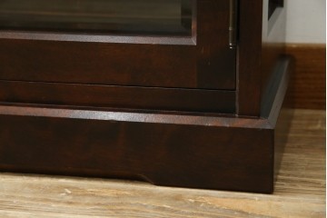 中古　希少な廃番品　北海道民芸家具　クラシカルな雰囲気の小振りなキャビネット(収納棚、戸棚、サイドキャビネット、飾り棚、陳列棚、店舗什器)(R-080701)