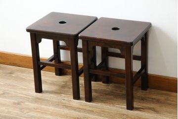 中古　北海道民芸家具　落ち着きのある空間づくりにおすすめのスツール2脚セット(花台、板座、飾り台、ディスプレイ台、バラ売り可能)(R-080702)