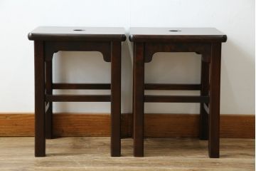 中古　北海道民芸家具　落ち着きのある空間づくりにおすすめのスツール2脚セット(花台、板座、飾り台、ディスプレイ台、バラ売り可能)(R-080702)
