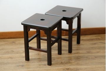 中古　北海道民芸家具　落ち着きのある空間づくりにおすすめのスツール2脚セット(花台、板座、飾り台、ディスプレイ台、バラ売り可能)(R-080702)