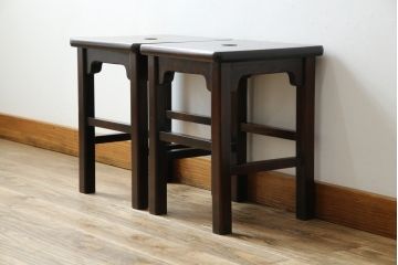 中古　北海道民芸家具　落ち着きのある空間づくりにおすすめのスツール2脚セット(花台、板座、飾り台、ディスプレイ台、バラ売り可能)(R-080702)