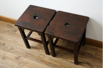 中古　北海道民芸家具　落ち着きのある空間づくりにおすすめのスツール2脚セット(花台、板座、飾り台、ディスプレイ台、バラ売り可能)(R-080702)