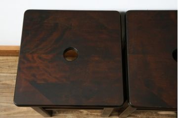 中古　北海道民芸家具　落ち着きのある空間づくりにおすすめのスツール2脚セット(花台、板座、飾り台、ディスプレイ台、バラ売り可能)(R-080702)