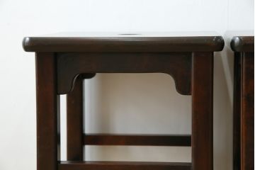 中古　北海道民芸家具　落ち着きのある空間づくりにおすすめのスツール2脚セット(花台、板座、飾り台、ディスプレイ台、バラ売り可能)(R-080702)