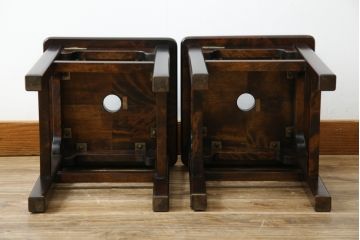 中古　北海道民芸家具　落ち着きのある空間づくりにおすすめのスツール2脚セット(花台、板座、飾り台、ディスプレイ台、バラ売り可能)(R-080702)