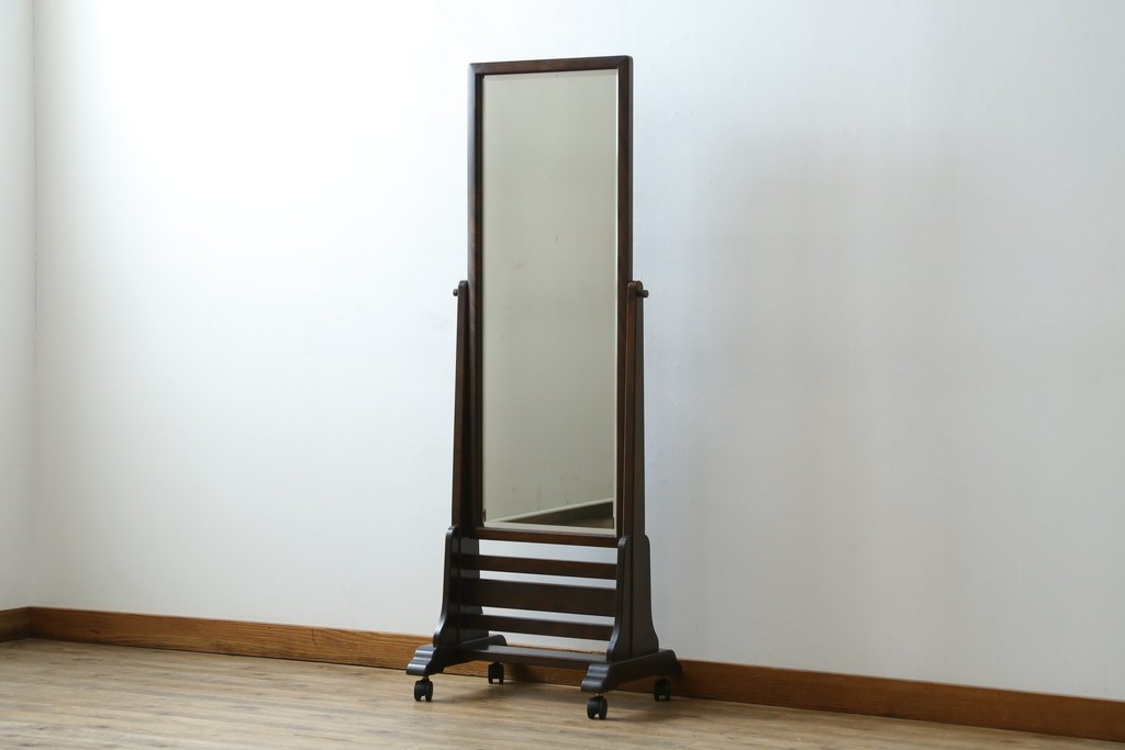 和製ヴィンテージ　北海道民芸家具　シックな色合いが上品な印象のキャスター付きスタンドミラー　(R-080706)