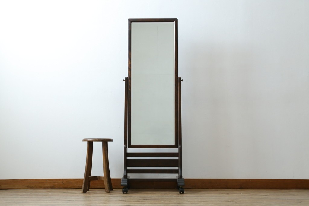 和製ヴィンテージ　北海道民芸家具　シックな色合いが上品な印象のキャスター付きスタンドミラー　(R-080706)