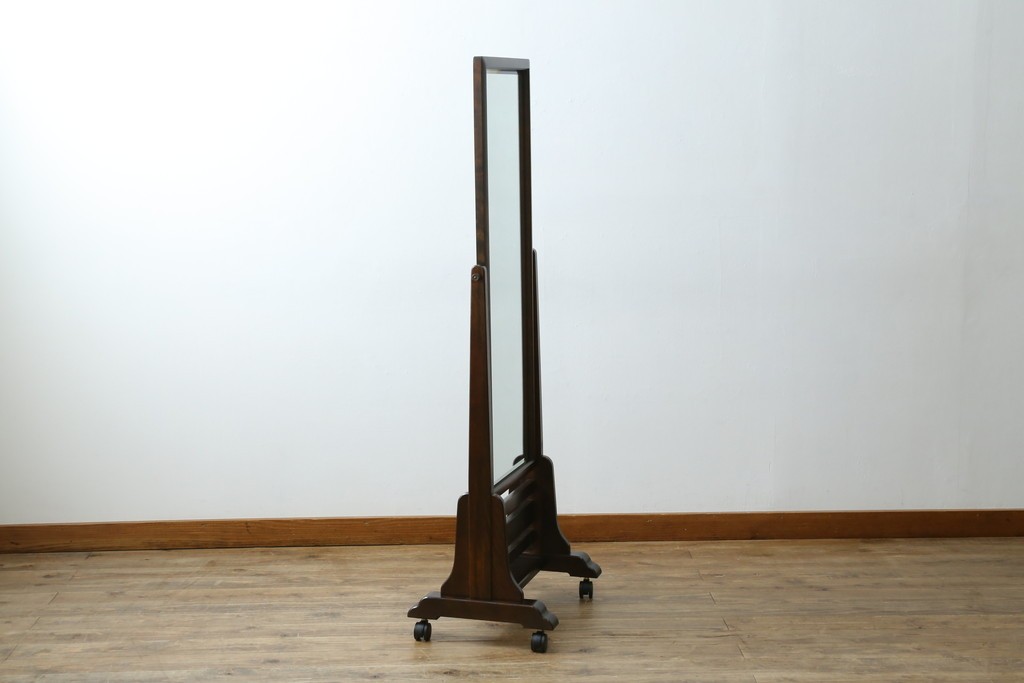 和製ヴィンテージ　北海道民芸家具　シックな色合いが上品な印象のキャスター付きスタンドミラー　(R-080706)