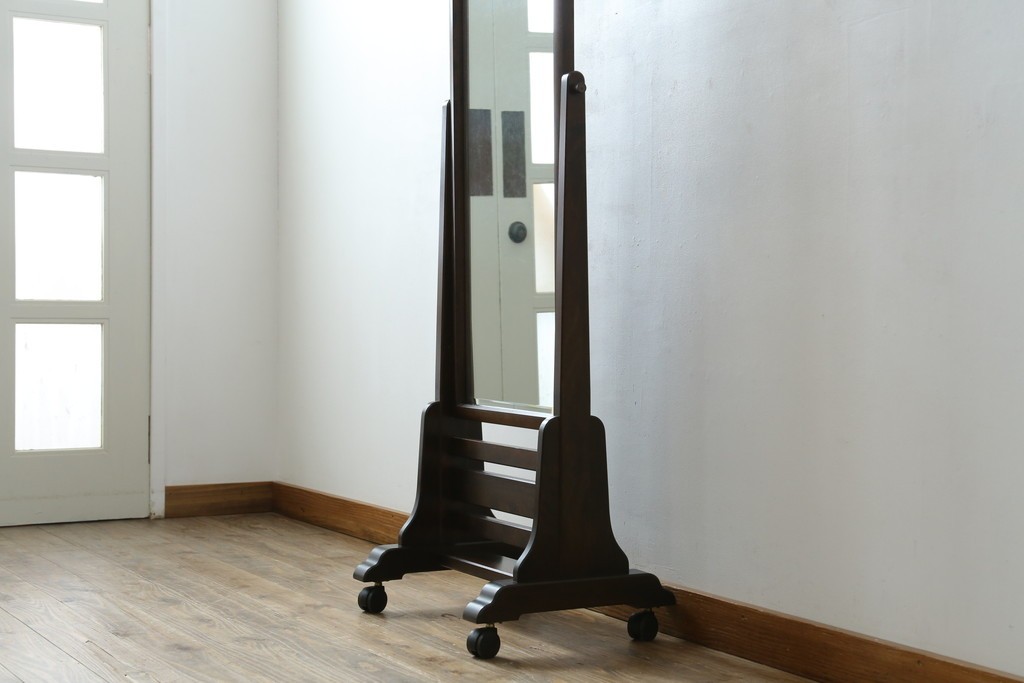 和製ヴィンテージ　北海道民芸家具　シックな色合いが上品な印象のキャスター付きスタンドミラー　(R-080706)