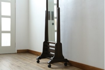 和製ヴィンテージ　北海道民芸家具　シックな色合いが上品な印象のキャスター付きスタンドミラー　(R-080706)