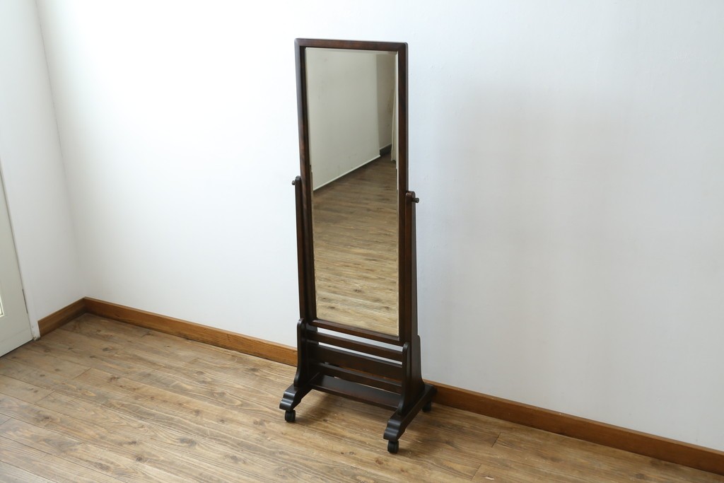 和製ヴィンテージ　北海道民芸家具　シックな色合いが上品な印象のキャスター付きスタンドミラー　(R-080706)