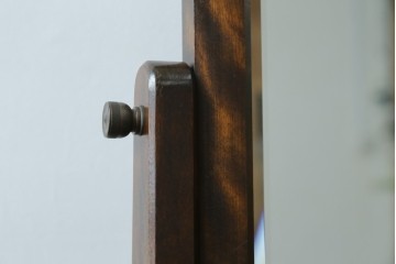 和製ヴィンテージ　北海道民芸家具　シックな色合いが上品な印象のキャスター付きスタンドミラー　(R-080706)