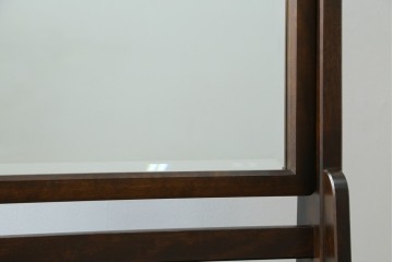 和製ヴィンテージ　北海道民芸家具　シックな色合いが上品な印象のキャスター付きスタンドミラー　(R-080706)