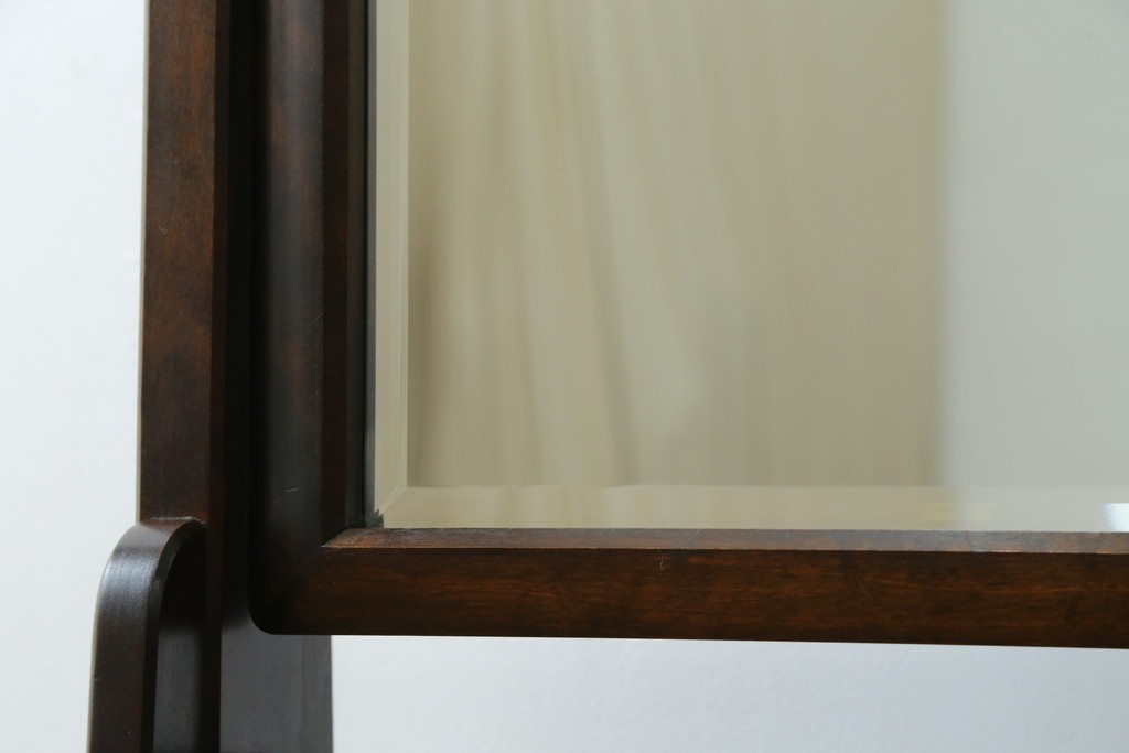 和製ヴィンテージ　北海道民芸家具　シックな色合いが上品な印象のキャスター付きスタンドミラー　(R-080706)