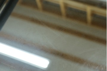 和製ヴィンテージ　北海道民芸家具　シックな色合いが上品な印象のキャスター付きスタンドミラー　(R-080706)