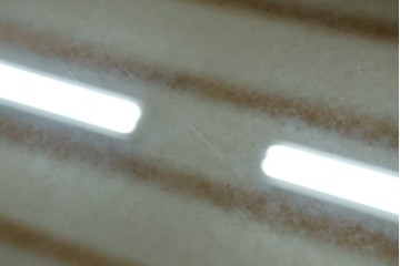 和製ヴィンテージ　北海道民芸家具　シックな色合いが上品な印象のキャスター付きスタンドミラー　(R-080706)