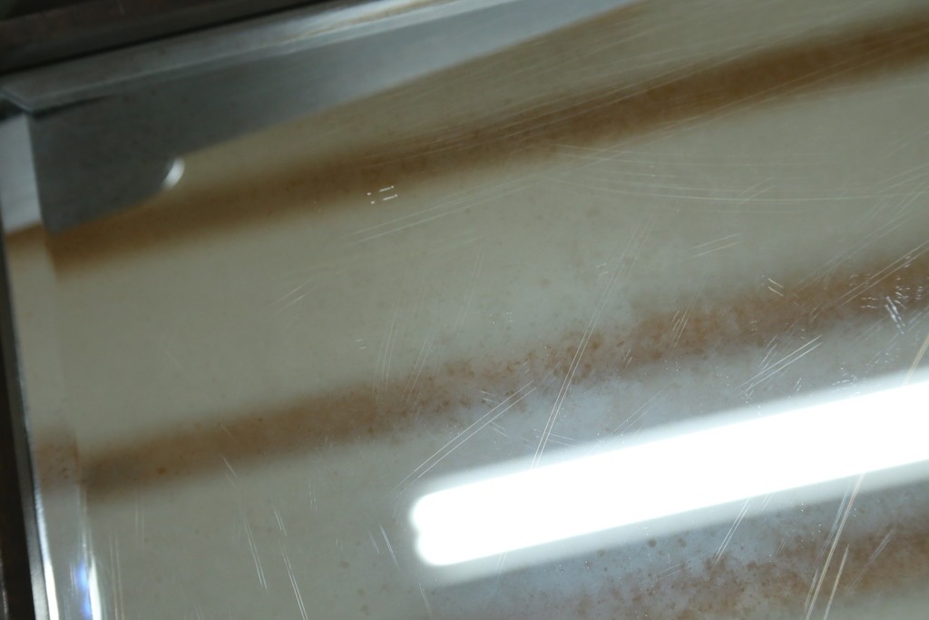 和製ヴィンテージ　北海道民芸家具　シックな色合いが上品な印象のキャスター付きスタンドミラー　(R-080706)